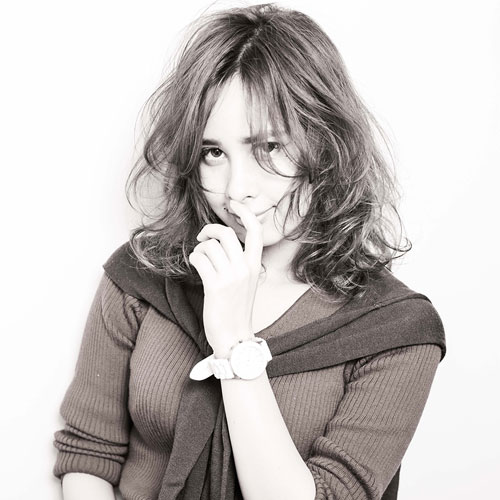 応募資格。応募資格をよくお読みになった上で、ご応募してください。1. ヘアモデルですので基本カット、パーマ、カラーの施術が可能な方。（撮影内容や髪の状態によって異なります）2. 年齢 15～35歳前後まで3. 自薦のみ。本人承諾のない他薦等はお受けできません。4. 一般雑誌、SNS、ウェブサイト、公告等に掲載可能な方。※　未経験者大歓迎！